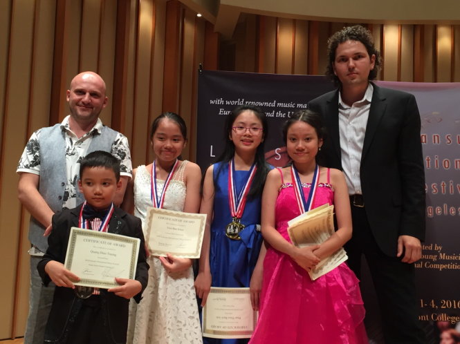 Đoàn thí sinh Việt Nam và Giáo sư, tiến sĩ Trần Thu Hà tại lễ trao giải cuộc thi Liên hoan âm nhạc quốc tế Lansum 2016.